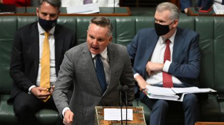 Chris Bowen, Klimaminister von Australien, spricht während der Fragestunde im Repräsentantenhaus im Parlamentsgebäude. Das Repräsentantenhaus hat zum ersten Mal ein Klimagesetz verabschiedet.