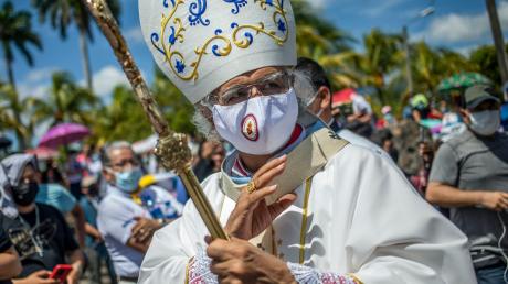 Kardinal Leopoldo Brenes segnet die Gläubigen bei der Ankunft an der Kathedrale in Nicaraguas Hauptstadt Managua.