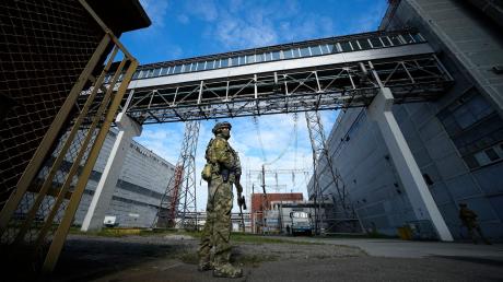 Ein russischer Soldat bewacht einen Bereich des Kernkraftwerks Saporischschja.