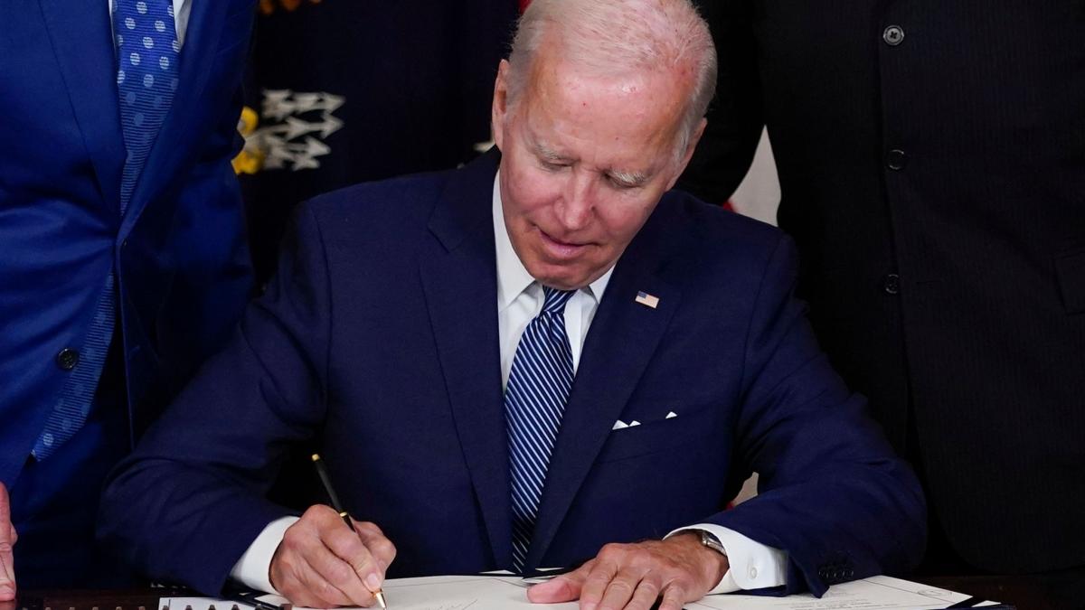 #Neues Gesetz in den USA: US-Präsident Biden unterzeichnet historisches Klima-Gesetz