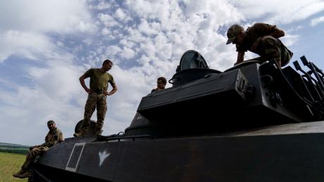 Ukrainische Soldaten machen eine Pause während des Trainings mit ihrer Panzereinheit in der Region Donezk.