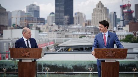 Bundeskanzler Olaf Scholz (SPD) und Kanadas Permier Justin Trudeau (r) geben eine Pressekonferenz.