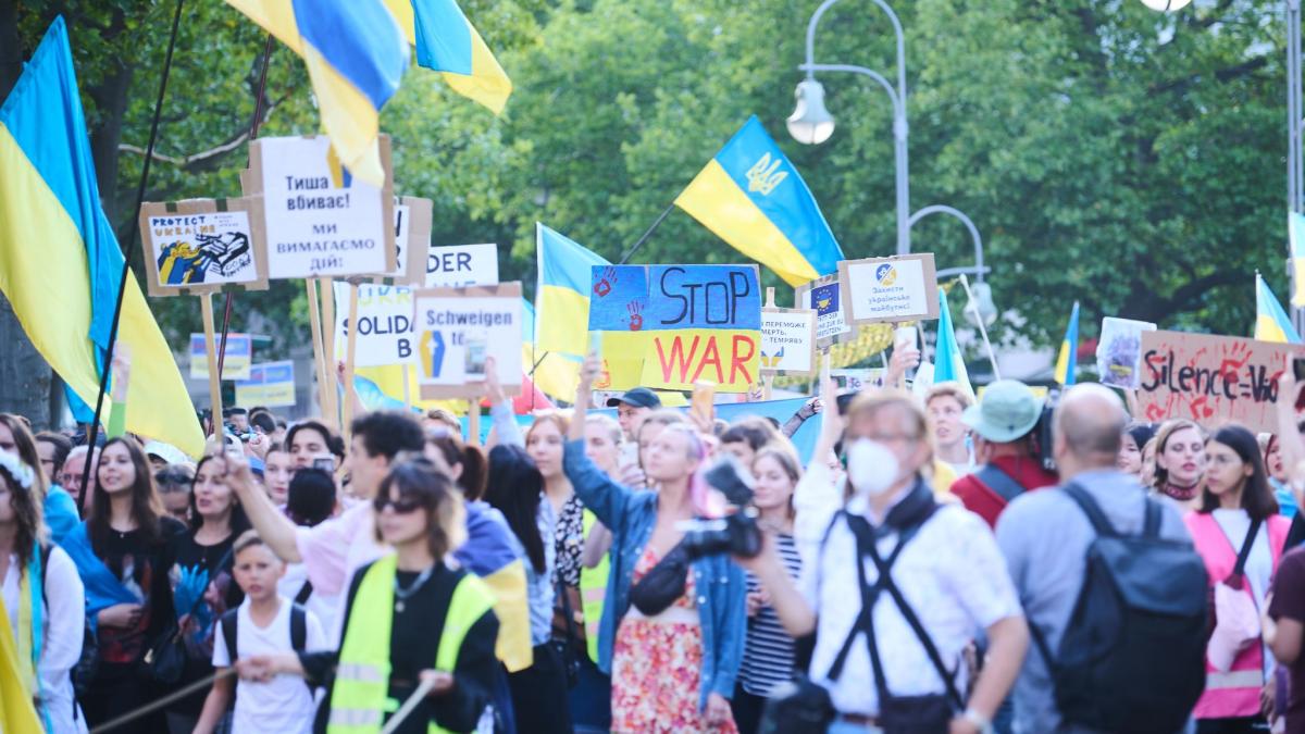 #Solidarität: Tausende protestieren gegen Russlands Ukraine-Krieg