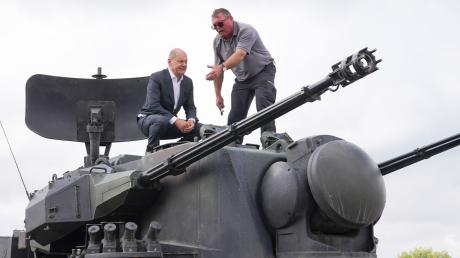 Bundeskanzler Olaf Scholz auf einem Gepard-Panzer, den die Ukraine bekommt und die Bundeswehr gerne wieder hätte.