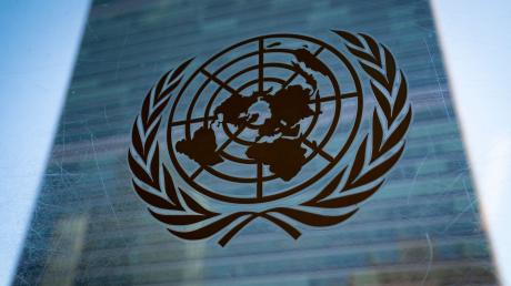 Blick auf das Logo der Vereinten Nationen am UN-Hauptquartier in New York. Ab Dienstag findet der UN-Gipfel statt.