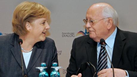 Die damalige Bundeskanzlerin Angela Merkel (CDU) und der ehemalige russische Präsident Michail Gorbatschow bei den deutsch-russischen Regierungskonsultationen im Oktober 2007.