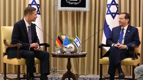 Israels Präsident Izchak Herzog (r) reist am Sonntag nach Deutschland. Gerade hat er den neuen deutschen Botschafter in Israel, Ex-Regierungssprecher Steffen Seibert, empfangen. 