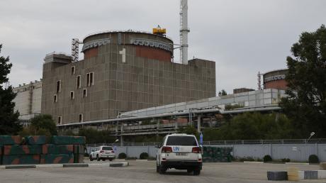 Eine Fahrzeugkolonne mit Mitgliedern der Internationalen Atomenergiebehörde (IAEA) trifft am 01.09.2022 im Kernkraftwerk Saporischschja ein.