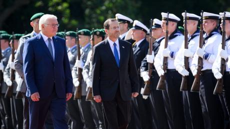 Bundespräsident Frank-Walter Steinmeier (l) begrüßt Izchak Herzog mit militärischen Ehren im Schloss Bellevue in Berlin.