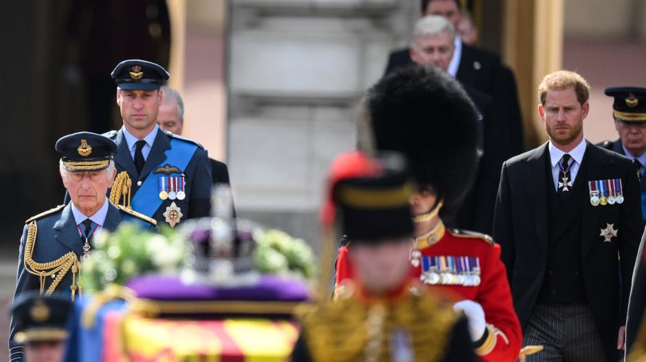 König Charles III. (von links) und seine Söhne – William, Prinz von Wales, und Harry, Herzog von Sussex – folgen dem Sarg von Königin Elizabeth II., während er auf einer pferdegezogenen Lafette vom Buckingham Palace zur Westminster Hall gebracht wird.
