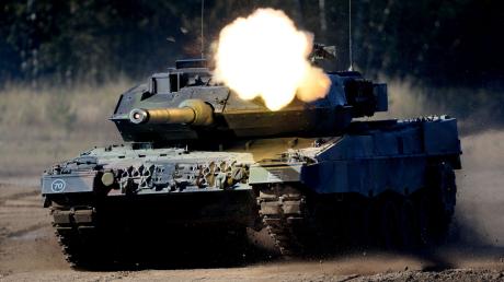 Ein Kampfpanzer Leopard 2 fährt während einer Bundeswehr-Übung durchs Gelände.