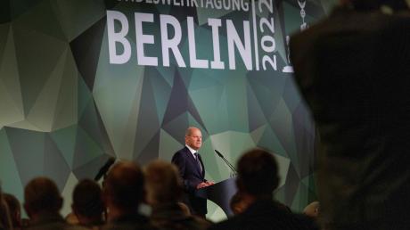 Bundeskanzler Olaf Scholz während seiner Rede bei der Bundeswehr-Tagung 2022 in Berlin.
