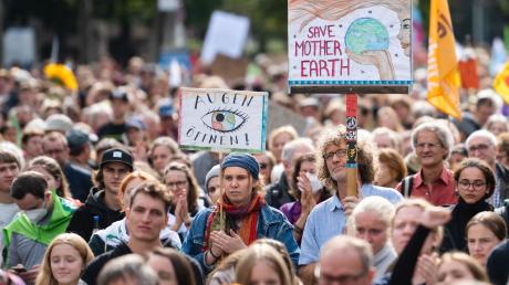 Die Klimaschutzbewegung Fridays For Future hat für diesen Freitag zu einem weltweiten Klimastreik aufgerufen - hier die Demo in Köln.
