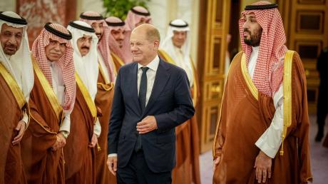 Bundeskanzler Olaf Scholz mit dem saudischen Kronprinzen Mohammed bin Salman (r) im Al-Salam-Palast von Dschidda.