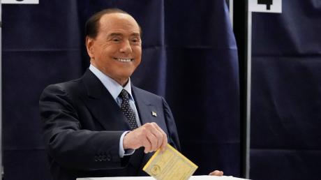 Silvio Berlusconi, Vorsitzender der rechtspopulistischen Forza Italia, gibt seine Stimme in einem Wahllokal ab.