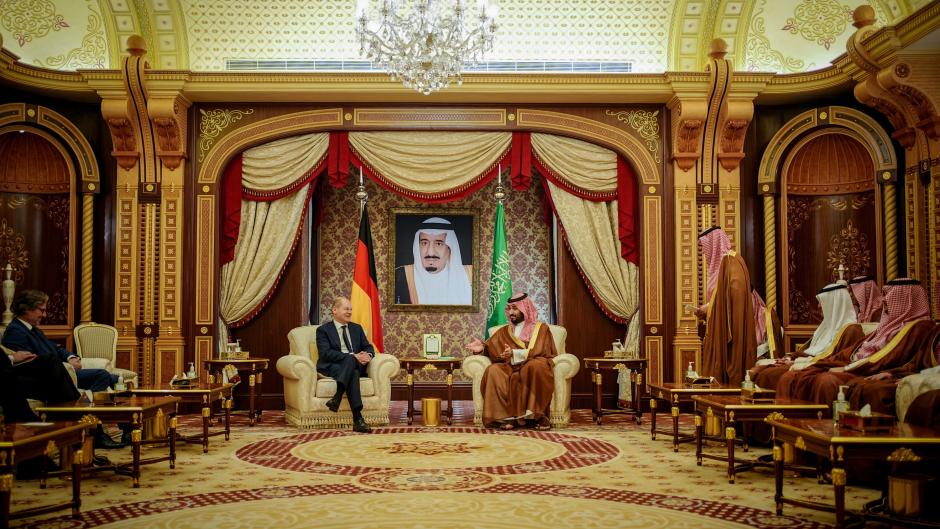 Große Kulisse: Bundeskanzler Olaf Scholz im Gespräch mit dem Kronprinzen des Königreichs Saudi-Arabien, Mohammed bin Salman.