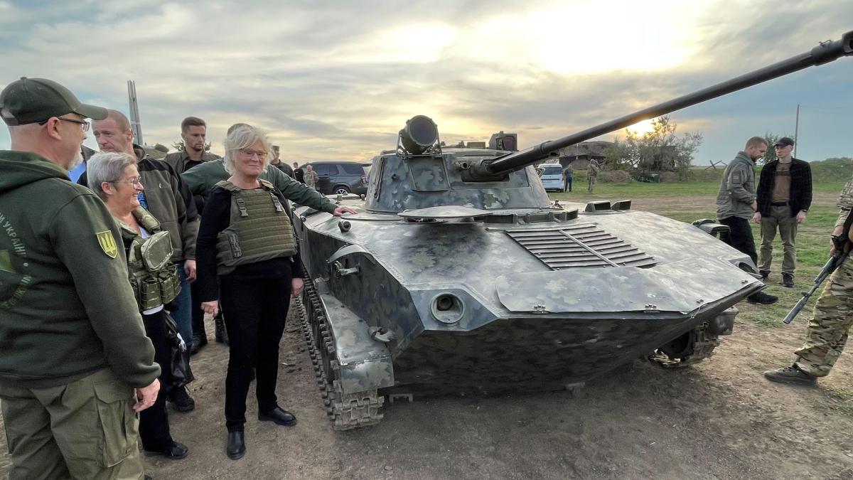 #Waffen angekündigt: Lambrecht erstmals seit Kriegsbeginn in Ukraine