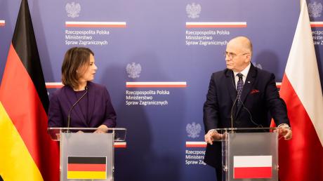 Außenministerin Annalena Baerbock mit ihrem polnischen Amtskollegen Zbigniew Rau in Warschau.