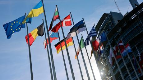 Die ukrainische Flagge weht neben den Flaggen der EU-Mitglieder vor dem Europäischen Parlament in Straßburg.