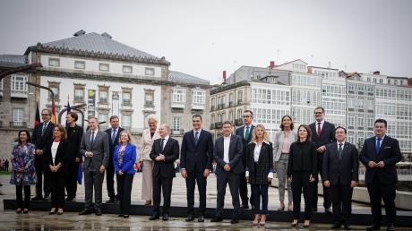 Der spanische Ministerpräsident Pedro Sánchez und Bundeskanzler Olaf Scholz posieren zusammen mit ihren Kabinettskollegen für ein Foto in La Coruña in Spanien.
