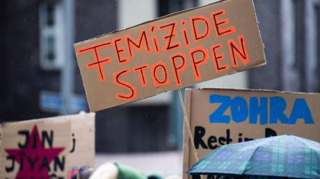 Das Bild zeigt eine Demonstration gegen Gewalt an Frauen in Berlin.