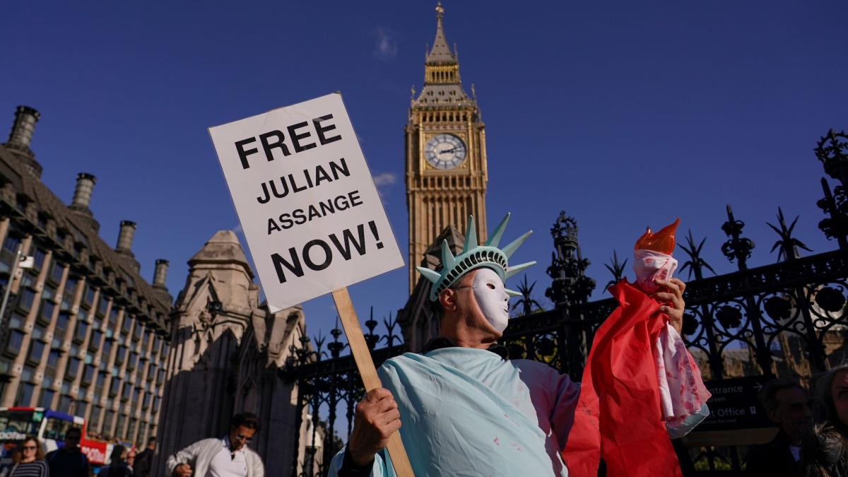 #Protest gegen Auslieferung: Assange-Unterstützer bilden Menschenkette in London