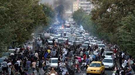 Die Aufnahme vom 21. September zeigt Proteste in Teheran. Die Demonstrationen gegen die islamische Führung gehen weiter.