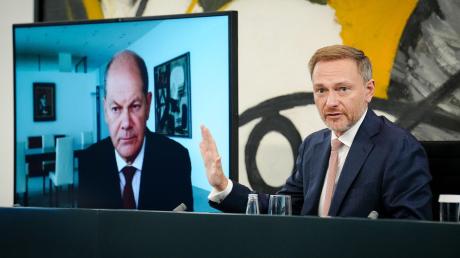 Bundesfinanzminister Christian Lindner (FDP) und Bundeskanzler Olaf Scholz (SPD) sprechen in Berlin über die Ampel-Pläne zur Energiekrise.