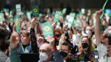 Delegierte stimmen beim Bundesparteitag von Bündnis 90/Die Grünen über einen Antrag ab. 
Am Sonntag, dem letzten Tag des Grünen-Parteitages, steht das Thema Klimaschutz auf der Tagesordnung.