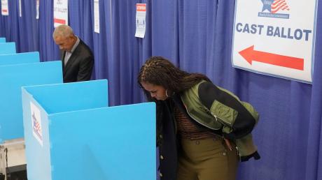 Ex-US-Präsident Barack Obama und die ehemalige First Lady Michelle Obama geben in Chicago ihre Stimmen für die Zwischenwahlen ab.