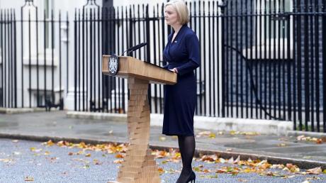 Liz Truss gibt vor der 10 Downing Street eine Erklärung ab. Sie tritt nach nur sechs Wochen im Amt zurück.