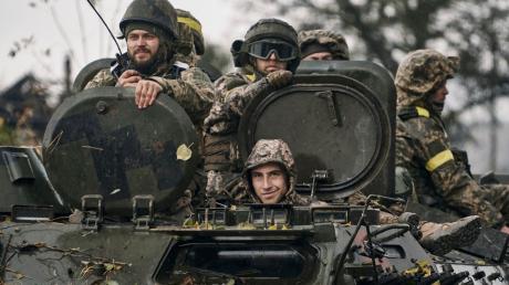 Ukrainische Soldaten fahren in der Region Donezk auf einem Schützenpanzer.