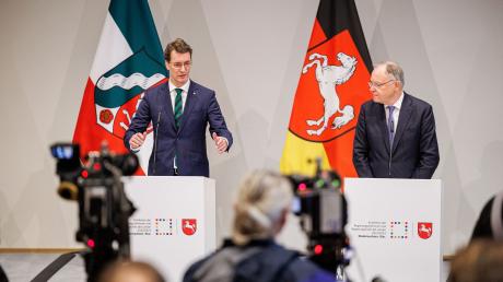 Die Ministerpräsidenten Hendrik Wüst (l.) und Stephan Weil (r.) während einer Pressekonferenz.