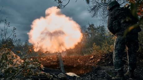 Ein ukrainischer Soldat beschießt nach ukrainischen Angaben russische Stellungen mit einem Granatwerfer.