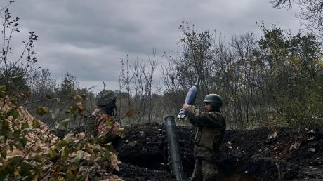 Ukrainische Soldaten beschießen nach ukrainischen Angaben russische Stellungen mit einem Granatwerfer.