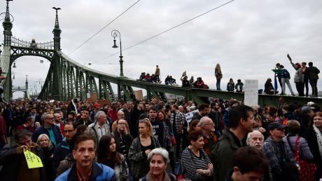 Demonstranten auf der Freiheitsbrücke in Budapest.