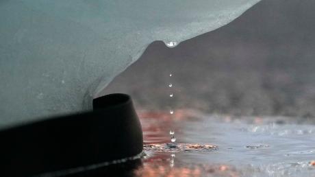 Wasser tropft von einem Eisblock, der von Grönland nach Großbritannien gebracht wurde (Symbolbild). Laut Berechnungen des UN-Klimasekretariats werden die CO2-Emissionen bis 2030 um 10,6 Prozent im Vergleich zu 2010 zunehmen.