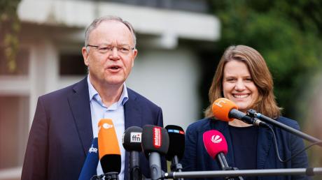 Niedersachsens Ministerpräsident Stephan Weil und die Grünen-Spitzenkandidatin Julia Willie Hamburg geben in Hannover ein Pressestatement zum Beginn der Koalitionsverhandlungen.