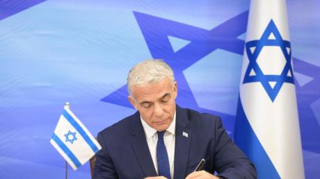 Der israelische Ministerpräsident Jair Lapid unterzeichnet das Seegrenze-Abkommen zwischen Israel und Libanon.