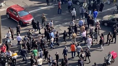 Demonstranten blockieren eine Kreuzung in Teheran.