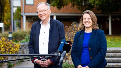 Ministerpräsident Stephan Weil und die Grünen-Spitzenkandidatin Julia Willie Hamburg geben ein Pressestatement zu den Koalitionsverhandlungen ab.