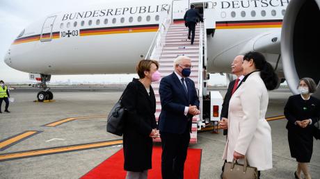 Bundespräsident Frank-Walter Steinmeier und seine Frau Elke Büdenbender kommen in Tokio an.