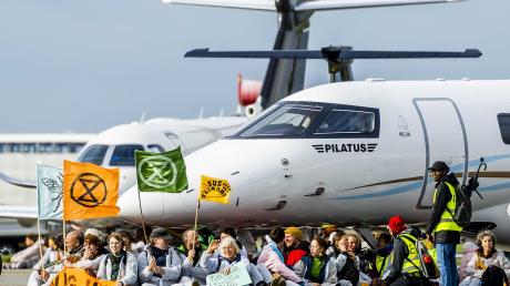 Klima-Aktivisten blockieren Privatjets auf dem Flughafen Schiphol.