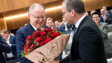 Der SPD-Fraktionsvorsitzende Grant Hendrik Tonne (r) gratuliert Stephan Weil zur Wiederwahl als Ministerpräsident.