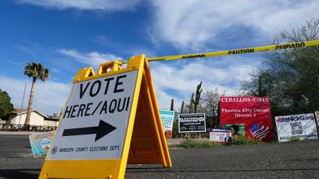 Ein Wahlschild weist den Wählern die richtige Richtung in Phoenix, Arizona.