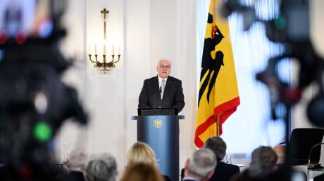 Bundespräsident Frank-Walter Steinmeier spricht zur Eröffnung der Tagung „Wie erinnern wir den 9. November? Ein Tag zwischen Pogrom und demokratischen Aufbrüchen“ im Schloss Bellevue.
