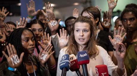 Luisa Neubauer (M), Klimaaktivistin der Fridays for Future-Bewegung, gibt bei der UN-Weltklimakonferenz an der Seite von Aktivistinnen und Aktivisten ein Statement ab.