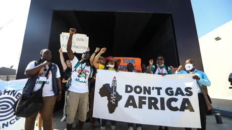 Klimaaktivisten halten in Scharm el Scheich ein Transparent mit der Aufschrift «Don't Gas Africa».