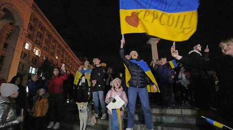 In Kiew feiern Menschen die Nachricht von der Rückkehr ukrainischer Truppen nach  Cherson.
