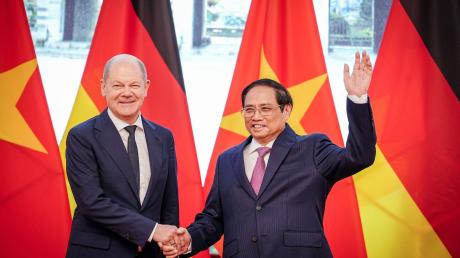 Bundeskanzler Olaf Scholz wird von Vietnams Premierminister Pham Minh Chinh (r) empfangen.